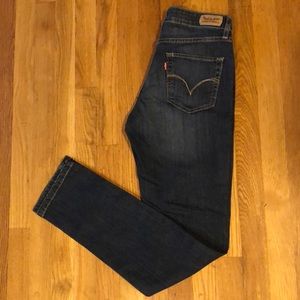 Levi mid rise medium wash jeans